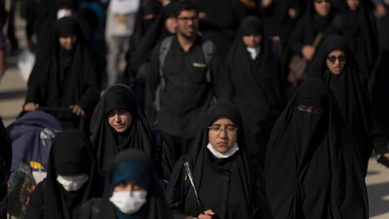 নারীর পর্দা: ইসলাম নারীকে পর্দার (আবরণী) মধ্যে রেখে অপমান করে কেন?